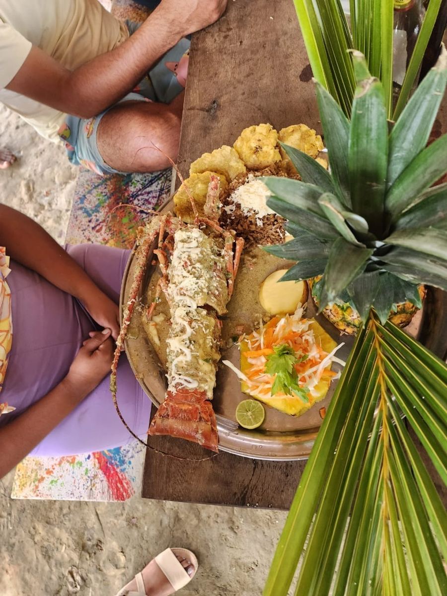 Bandeja de langosta y mariscos con piña frente al mar